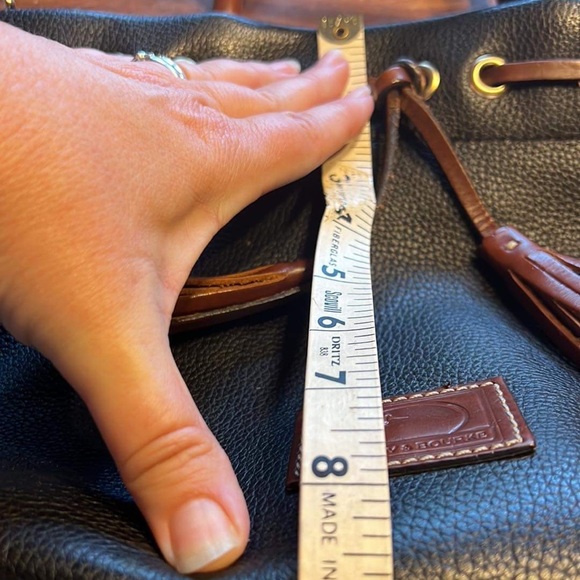 Dooney and Bourke bag, very classic leather, great condition, smoke free home - Picture 2 of 4